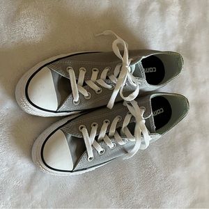 Brand new low top Converse tennis shoes